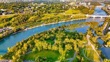 Güzel bir yaz günbatımında Calgary Park 'ın havadan görünüşü, Alberta - Kanada.