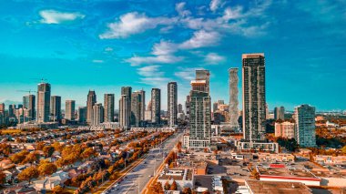 Güzel bir yaz günü, Ontario, Kanada 'da Mississauga' nın gökyüzü manzarası..