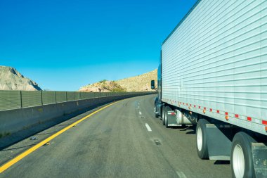 Yaz mevsiminde Nevada 'da yol boyunca dev bir kamyonet..