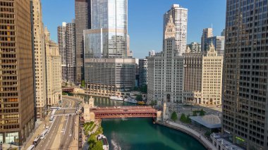 Chicago, IL - 27 Temmuz 2024: Güzel bir yaz gününde Chicago Nehri 'nden gökyüzü manzarası.