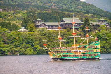 Hakone, Japonya - 24 Mayıs 2016: Fuji Dağı ve Ashi Gölü ile Hakone gezi teknesi.