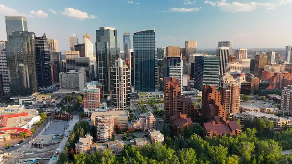 Calgary, Alberta - 10 Temmuz 2024: Calgary 'nin günbatımındaki hava manzarası.