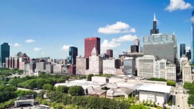 Harika bir yaz gününde Millennium Park 'tan Chicago' nun hava manzarası.