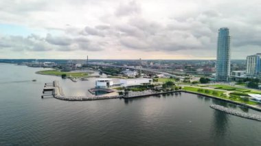 Michigan Gölü, Wisconsin 'den Milwaukee ufuk çizgisinin havadan görünüşü - ABD.