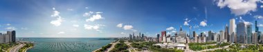 Güneşli bir yaz gününde Millennium Park 'tan Chicago' nun gökyüzü manzarası