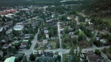 Geceleri Banff Town 'ın havadan görünüşü Alberta..