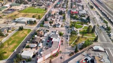 Güneşli bir yaz gününde Jasper Town 'ın hava manzarası. Sokaklar ve evler, Alberta - Kanada.