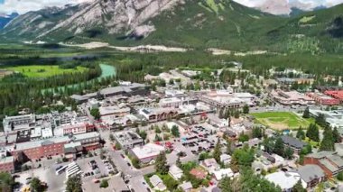 Güzel bir yaz gününde Banff Town 'ın hava manzarası. Alberta - Kanada.