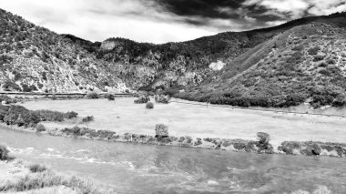 Colorado Nehri 'nin ve Utah' ın etrafındaki dağların inanılmaz hava manzarası..