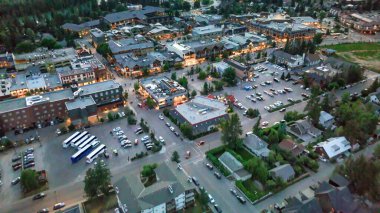 Geceleri Banff Town 'ın havadan görünüşü Alberta..