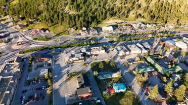 Radyum Kaplıcaları 'nın havadan görünüşü, Kootenay Ulusal Parkı.