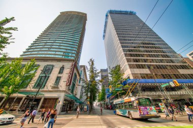 Vancouver, Kanada - 10 Ağustos 2017: Bir yaz gününde şehir merkezinin binaları ve sokakları.