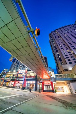 Niagara Şelalesi, Kanada - 5 Ağustos 2024: Yaz mevsiminde Niagara Şelalesi şehir merkezi sokakları ve binaları.