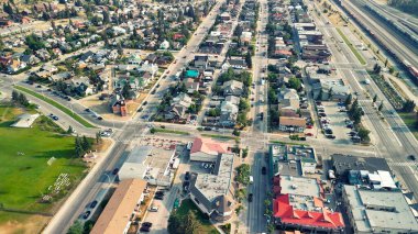 Güneşli bir yaz gününde Jasper Town 'ın hava manzarası. Sokaklar ve evler, Alberta - Kanada.