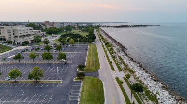 Günbatımında, Michigan Gölü, Wisconsin 'deki Racine kasabasının hava manzarası..