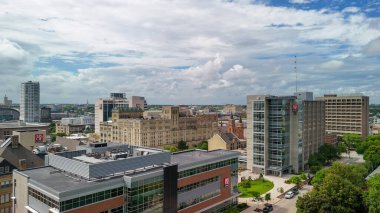Milwaukee, WI - 29 Temmuz 2024: Güneşli bir yaz gününde Milwaukee şehir merkezinin hava manzarası.