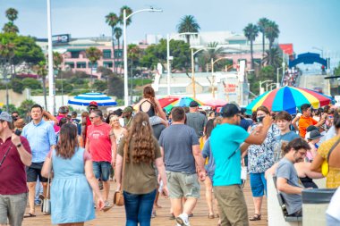 Santa Monica, CA - 1 Ağustos 2017 Güneşli bir günde Güzel Santa Monica İskelesi.