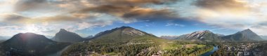 Güzel bir yaz günbatımında Banff Town 'ın panoramik hava manzarası. Alberta - Kanada.