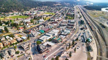 Güneşli bir yaz gününde Jasper Town 'ın hava manzarası. Sokaklar ve evler, Alberta - Kanada.