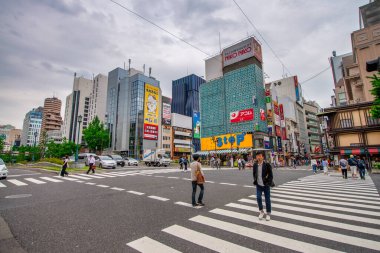 Osaka, Japonya - 26 Mayıs 2016: Dotonbori Nehri boyunca bulutlu bir öğleden sonra.