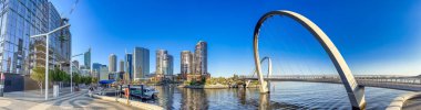 Perth, WA 'dan. Elizabeth Quay Köprüsü 'nün panoramik görüntüsü.