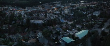 Geceleri Banff Town 'ın havadan görünüşü Alberta..
