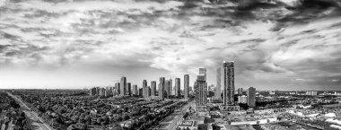 Güneşli bir yaz gününde Millennium Park 'tan Chicago' nun gökyüzü manzarası