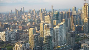 Toronto 'nun güzel bir yaz günbatımında helikopterden gökyüzü manzarası Ontario - Kanada.