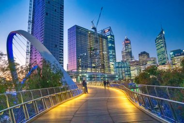 Perth, Avustralya - 31 Ağustos 2023: Günbatımında Elizabeth Quay Köprüsü ve gökdelenleri, Perth.