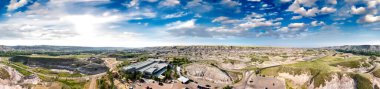 Royal Tyrrell Müzesi 'nin park alanındaki Midland İl Parkı' nın hava görüntüsü, Alberta.