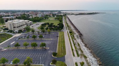 Günbatımında, Michigan Gölü, Wisconsin 'deki Racine kasabasının hava manzarası..