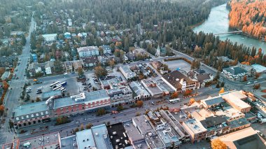 Güzel bir yaz gününde Banff Town 'ın hava manzarası. Alberta - Kanada.