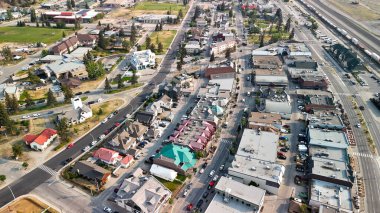 Güneşli bir yaz gününde Jasper Town 'ın hava manzarası. Sokaklar ve evler, Alberta - Kanada.