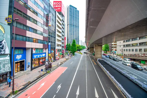 Tokyo, Japonya - 1 Haziran 2016: Günbatımında Shibuya 'nın modern binaları.