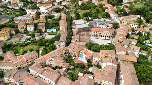 Arka planda Casciana Terme, Pisa, zeytin ağaçları ve üzüm bağlarının tarihi manzarası var..