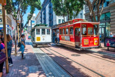 San Francisco, CA - 6 Ağustos 2017: Güneşli bir günde şehir tramvayı ve binaları.