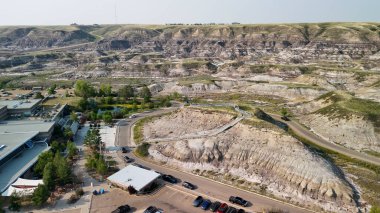 Royal Tyrrell Müzesi 'nin park alanındaki Midland İl Parkı' nın hava görüntüsü, Alberta.