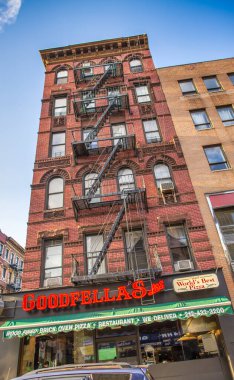 New York - Haziran 2013: Güneşli bir günde şehir sokakları ve binalar.
