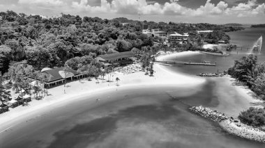 Sentosa Sahili, Singapur. Güneşli bir günde sahil ve kıyı manzarası.