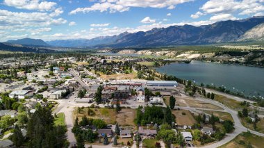 Göl kenarındaki Invermere kasabasının hava manzarası, British Columbia - Kanada.