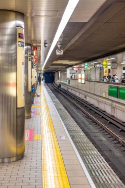 Osaka, Japonya - 28 Mayıs 2016: Demiryolu raylı metro istasyonunun içi.