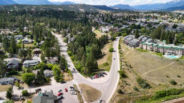 Göl kenarındaki Invermere kasabasının hava manzarası, British Columbia - Kanada.