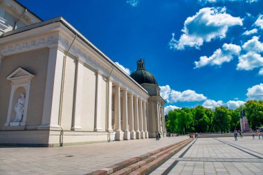 Vilnius, Litvanya - 10 Temmuz 2017: Güneşli bir yaz gününde Katedral Meydanı.