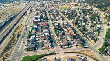 Güneşli bir yaz gününde Jasper Town 'ın hava manzarası. Sokaklar ve evler, Alberta - Kanada.