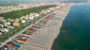 Yaz mevsiminde Lido di Camaiore ve Viareggio kıyılarının panoramik hava manzarası - Toskana, İtalya