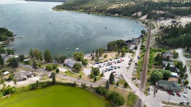 Göl kenarındaki Invermere kasabasının hava manzarası, British Columbia - Kanada.