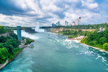 Güneşli bir günde Niagara Şelalesi Nehri.