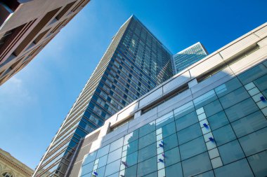 San Francisco, CA - 6 Ağustos 2017: Güneşli bir günde şehrin sokakları ve binaları.