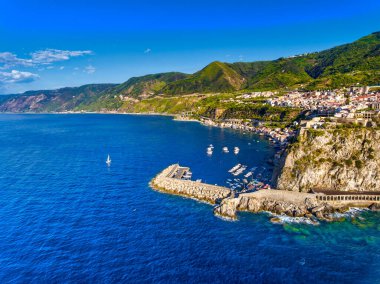 Yaz mevsiminde Tropea 'nın panoramik hava manzarası, Calabria - İtalya.