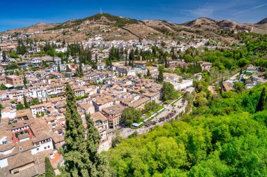 Güneşli bir bahar günü, Endülüs - İspanya 'da, Granada şehrinin hava manzarası